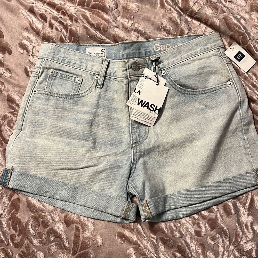 Womens size 27 Gap Jean shorts.